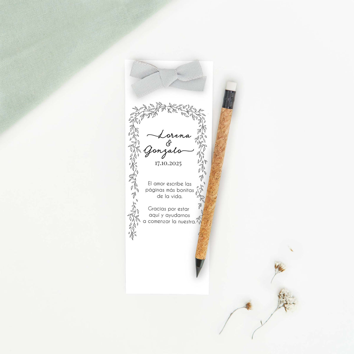 Marcapáginas con lápiz eterno de la colección Bosque Secreto en diseño negro con marco ovalado de ramas dibujadas a mano, recuerdo de boda