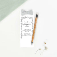 Marcapáginas con lápiz eterno de la colección Bosque Secreto en diseño negro con marco ovalado de ramas dibujadas a mano, recuerdo de boda