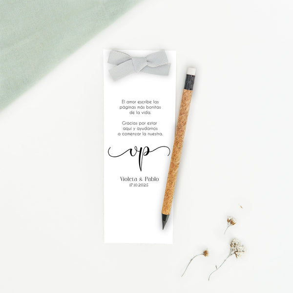 Marcapáginas con lápiz eterno de la colección Eterna en diseño negro con iniciales elegantes de los novios, detalle de boda