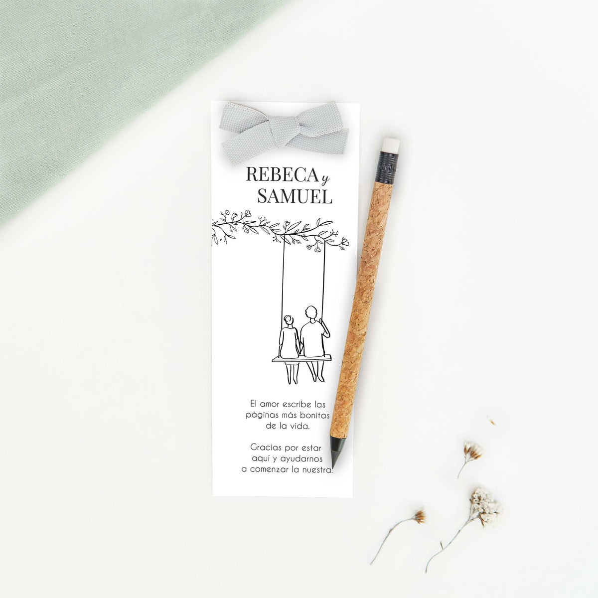 Marcapáginas con lápiz eterno de la colección Susurros en diseño negro con pareja en columpio, recuerdo de boda