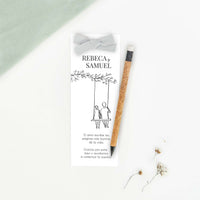 Marcapáginas con lápiz eterno de la colección Susurros en diseño negro con pareja en columpio, recuerdo de boda