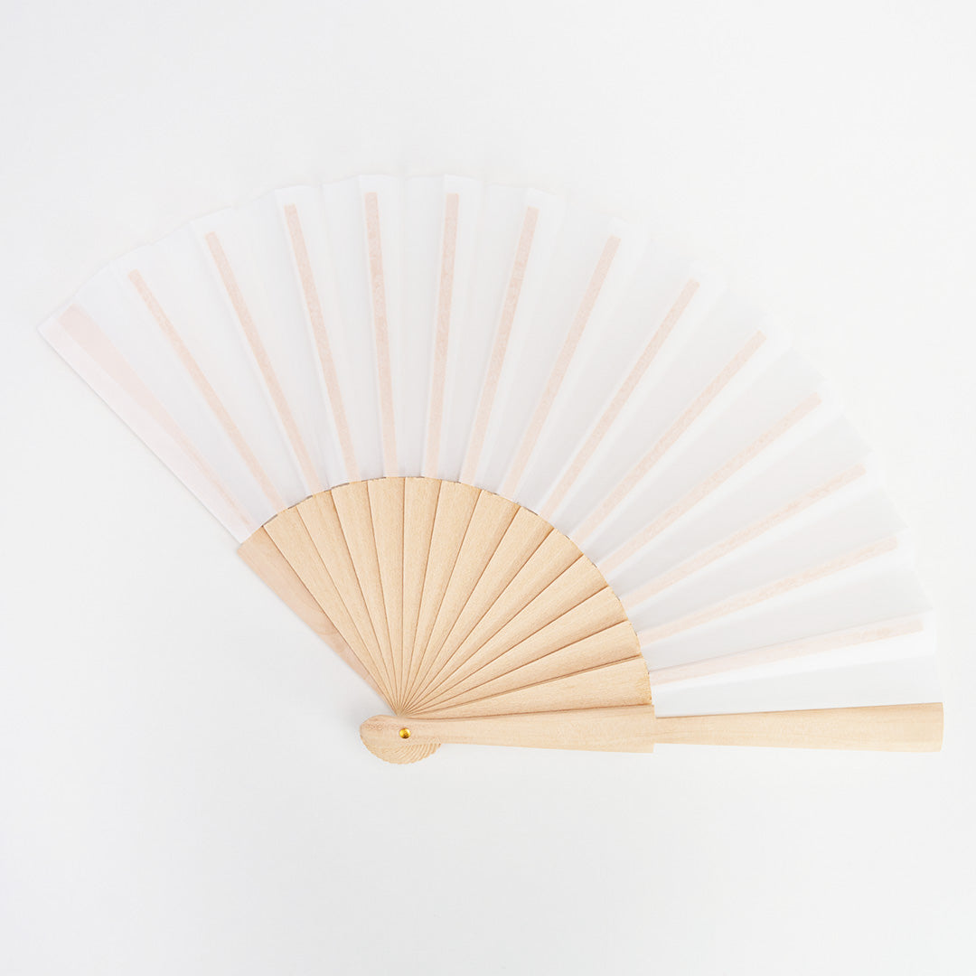 Abanicos de madera como detalle para invitados