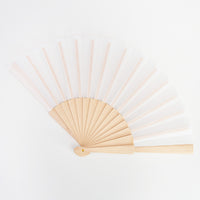 Abanicos de madera como detalle para invitados