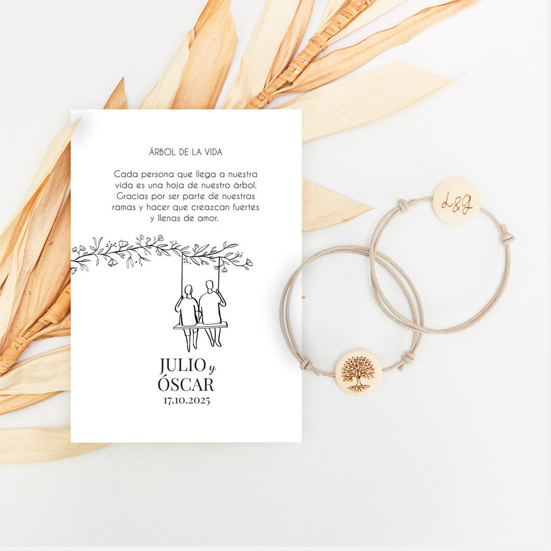 pulsera con tarjeta árbol de la vida para invitados de boda de la colección Susurros con diseño de dos chicos. 