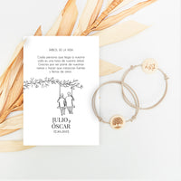 pulsera con tarjeta árbol de la vida para invitados de boda de la colección Susurros con diseño de dos chicos. 