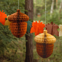Bellotas decorativas de panal de abeja colgadas como decoración de fiesta temática de bosque