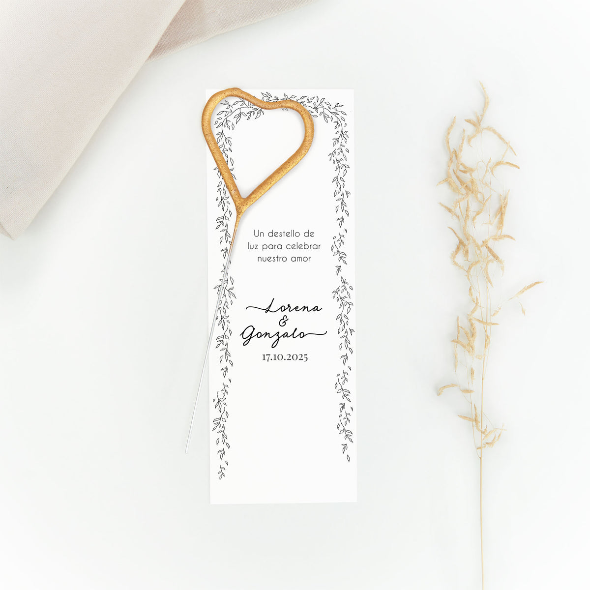 Bengala en forma de corazón con tarjeta personalizada de la colección Bosque Secreto para boda