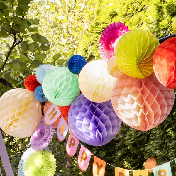 Decoración colgante de papel panal en varios colores