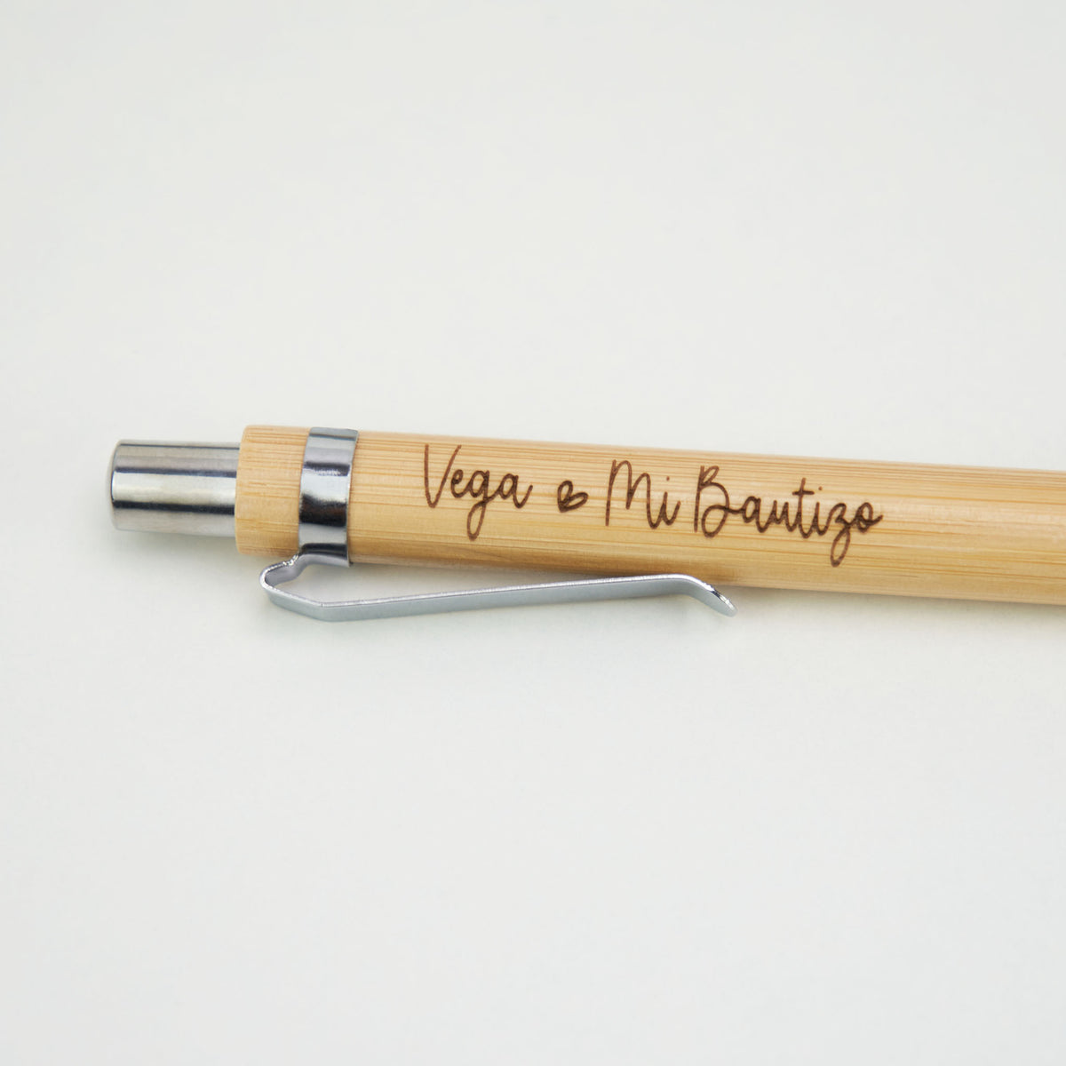 Detalle del bolígrafo de bambú grabado con el nombre como detalle de bautizo. 
