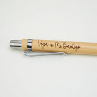 Detalle del bolígrafo de bambú grabado con el nombre como detalle de bautizo. 