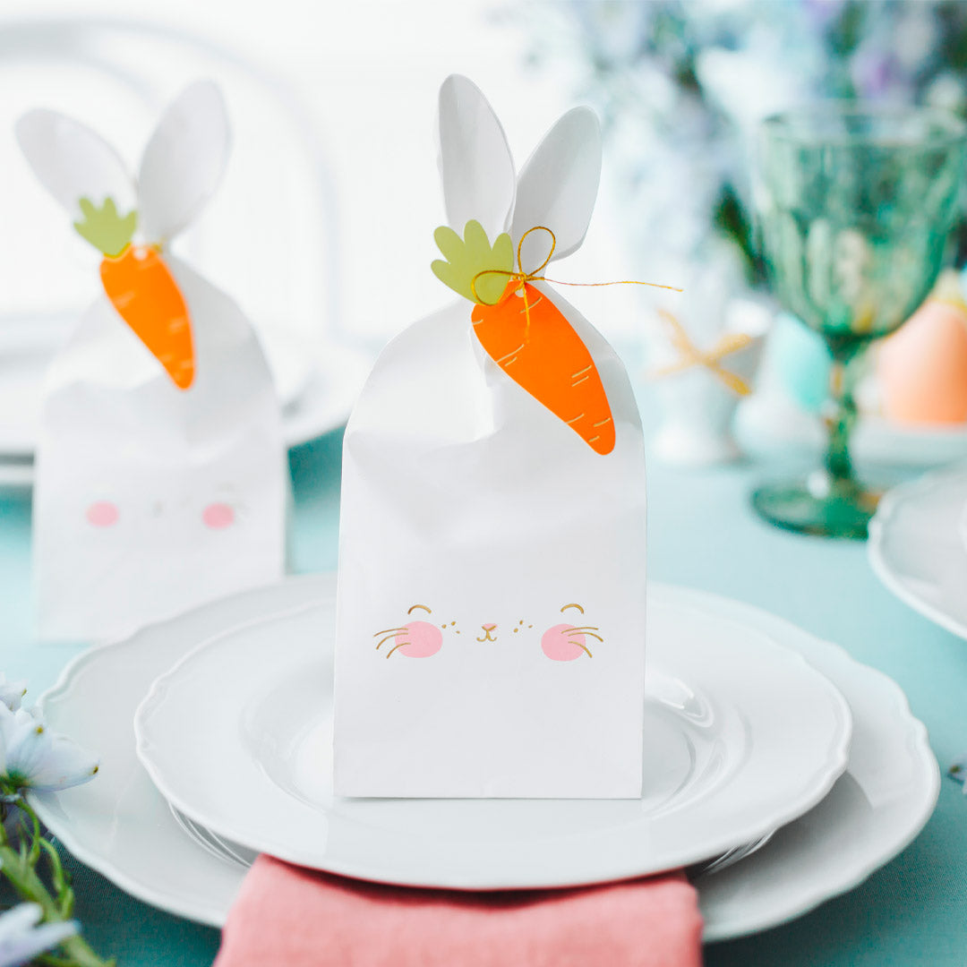Bolsas de papel blancas con forma de conejo, orejas y etiqueta de zanahoria para fiesta animales de granja