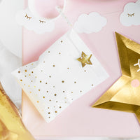 Bolsas blancas con estrellitas doradas y pegatinas de luna, estrella y nube. Pack de 6 bolsas infantiles para chuches y detalles.