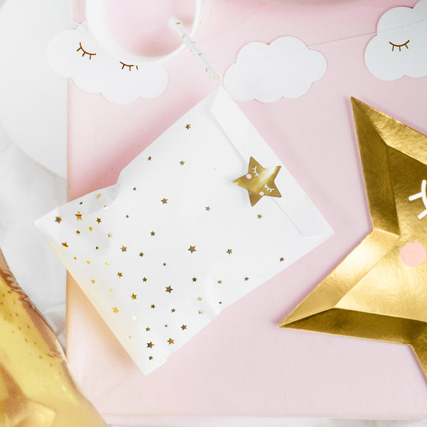 Bolsas blancas con estrellitas doradas y pegatinas de luna, estrella y nube. Pack de 6 bolsas infantiles para chuches y detalles.