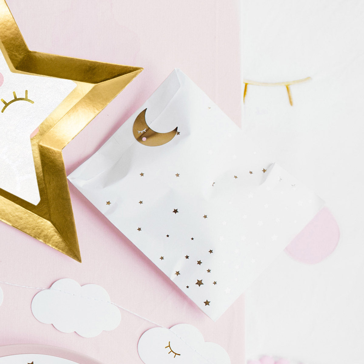 Pegatinas de luna, estrella y nube incluidas en el pack de bolsas infantiles con estrellitas doradas.