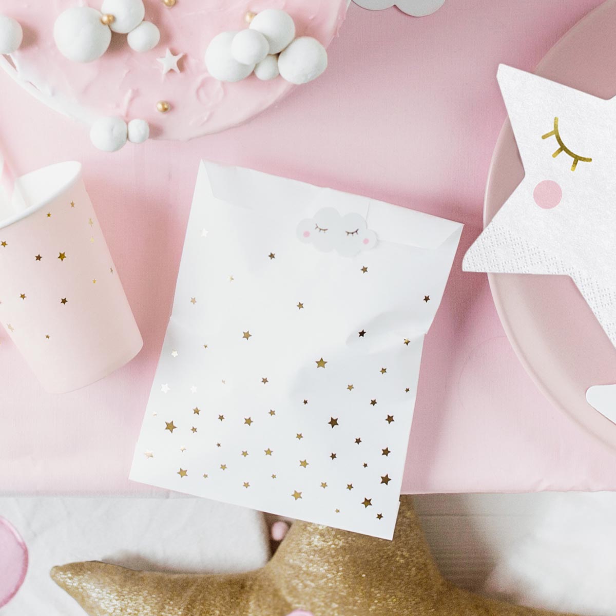 Pegatinas de luna, estrella y nube incluidas en el pack de bolsas infantiles con estrellitas doradas.