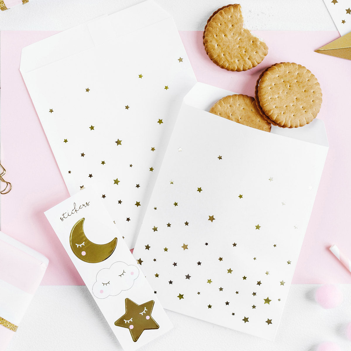 Bolsas blancas con estrellitas doradas y pegatinas de luna, estrella y nube. Pack de 6 bolsas infantiles para chuches y detalles.
