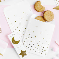 Bolsas blancas con estrellitas doradas y pegatinas de luna, estrella y nube. Pack de 6 bolsas infantiles para chuches y detalles.