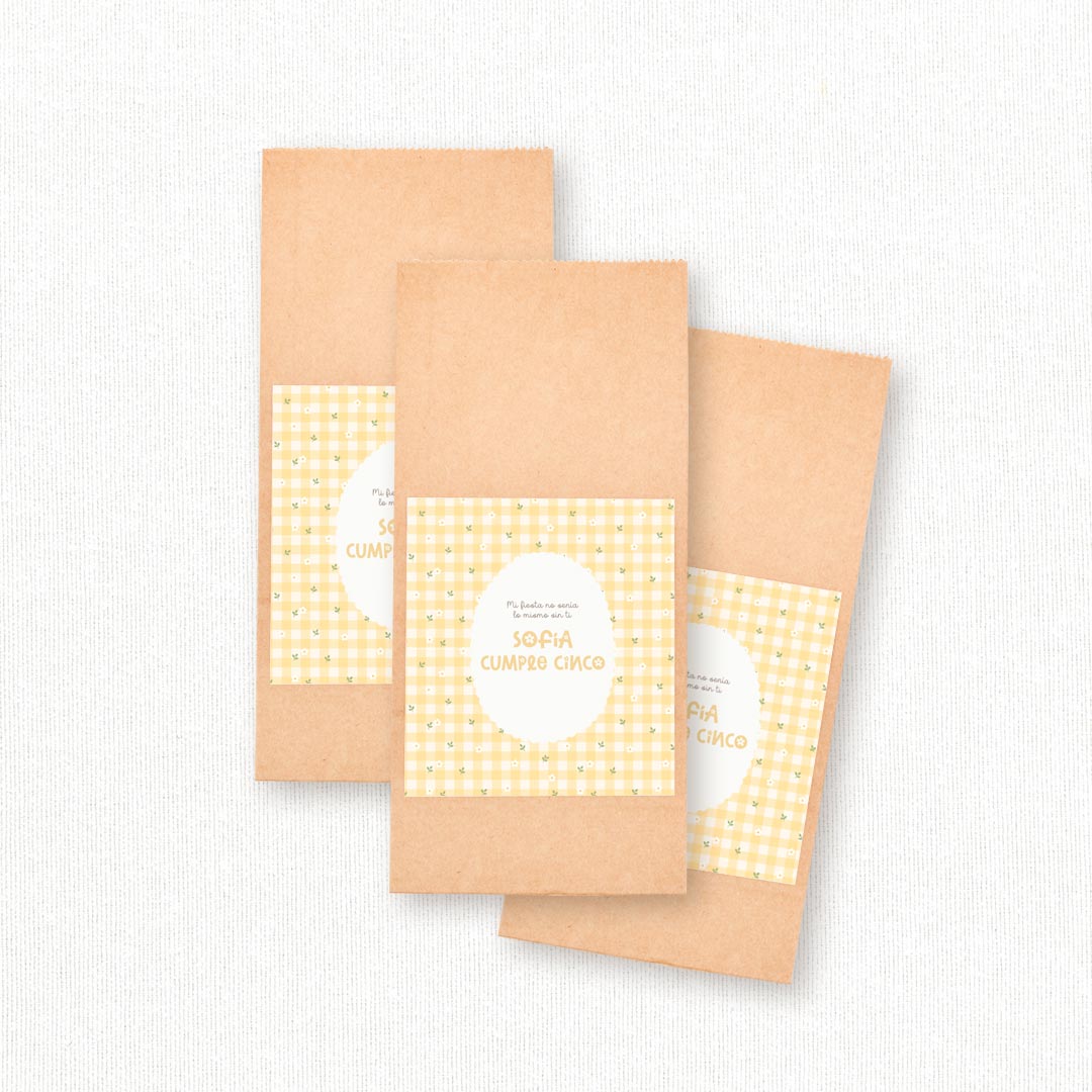 Bolsas de papel kraft personalizadas temática primavera con pegatina y pinza de madera para detalles de cumpleaños infantil