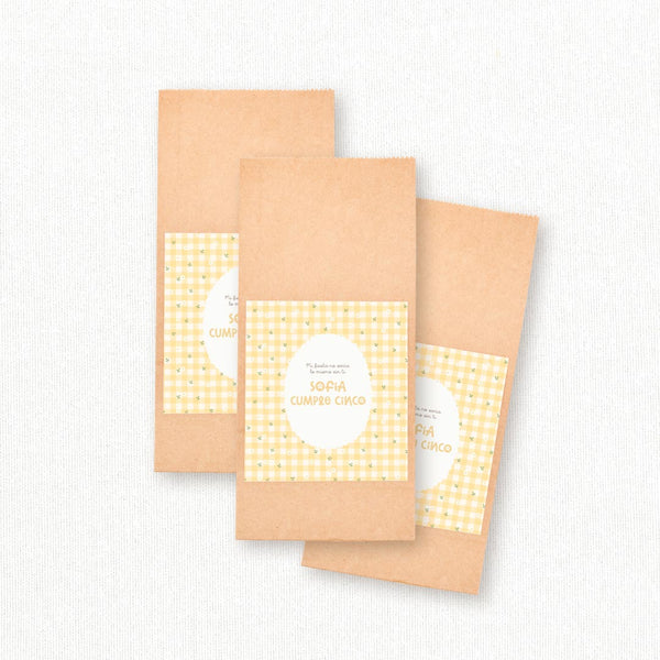 Bolsas de papel kraft personalizadas temática primavera con pegatina y pinza de madera para detalles de cumpleaños infantil