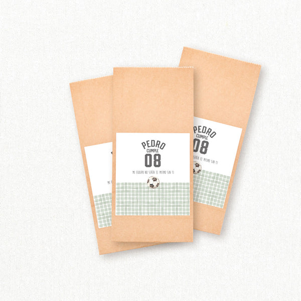 Bolsas de papel kraft personalizadas temática fútbol con pegatina y pinza de madera para detalles de cumpleaños infantil