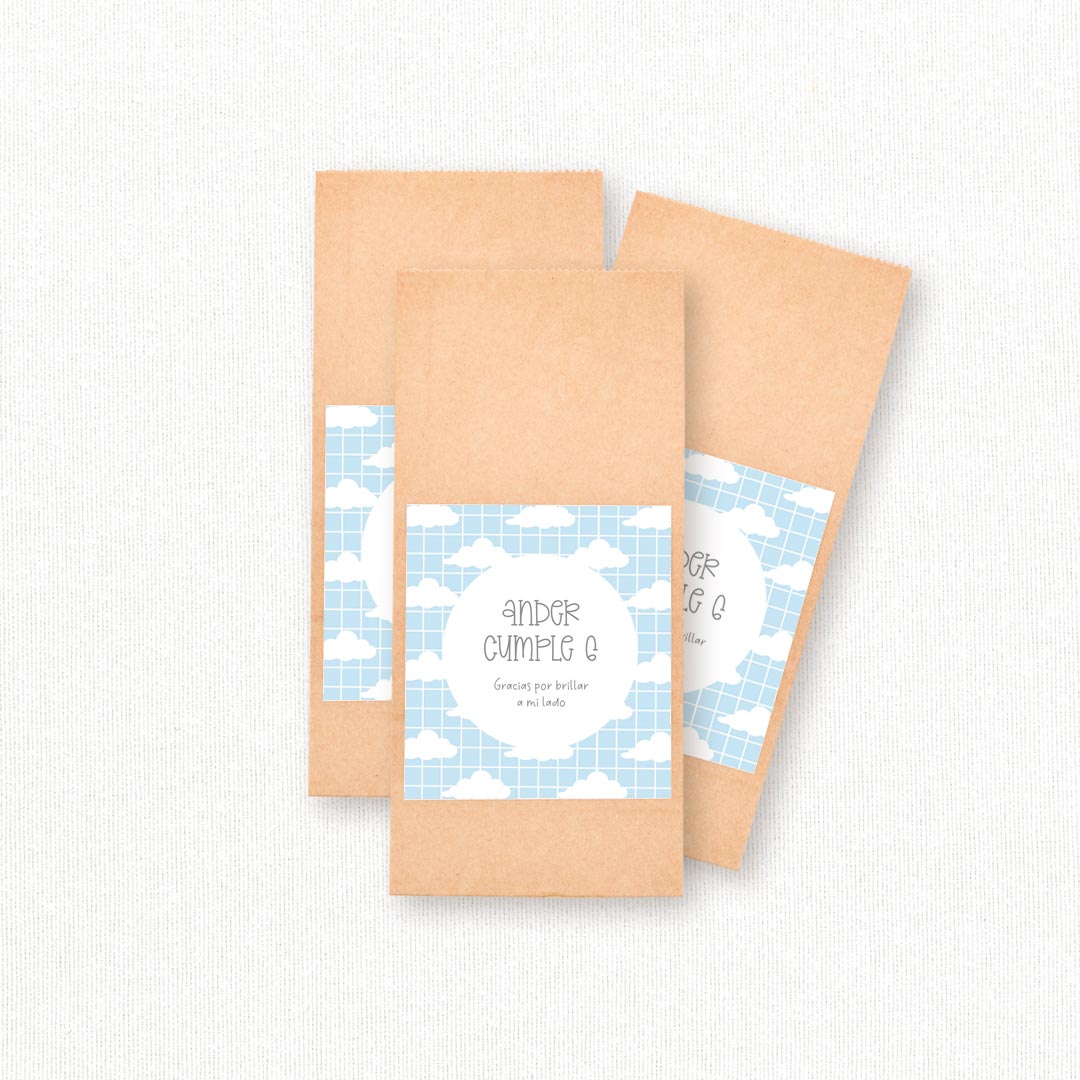 Bolsas de papel kraft personalizadas temática nubes con pegatina y pinza de madera para detalles de cumpleaños infantil