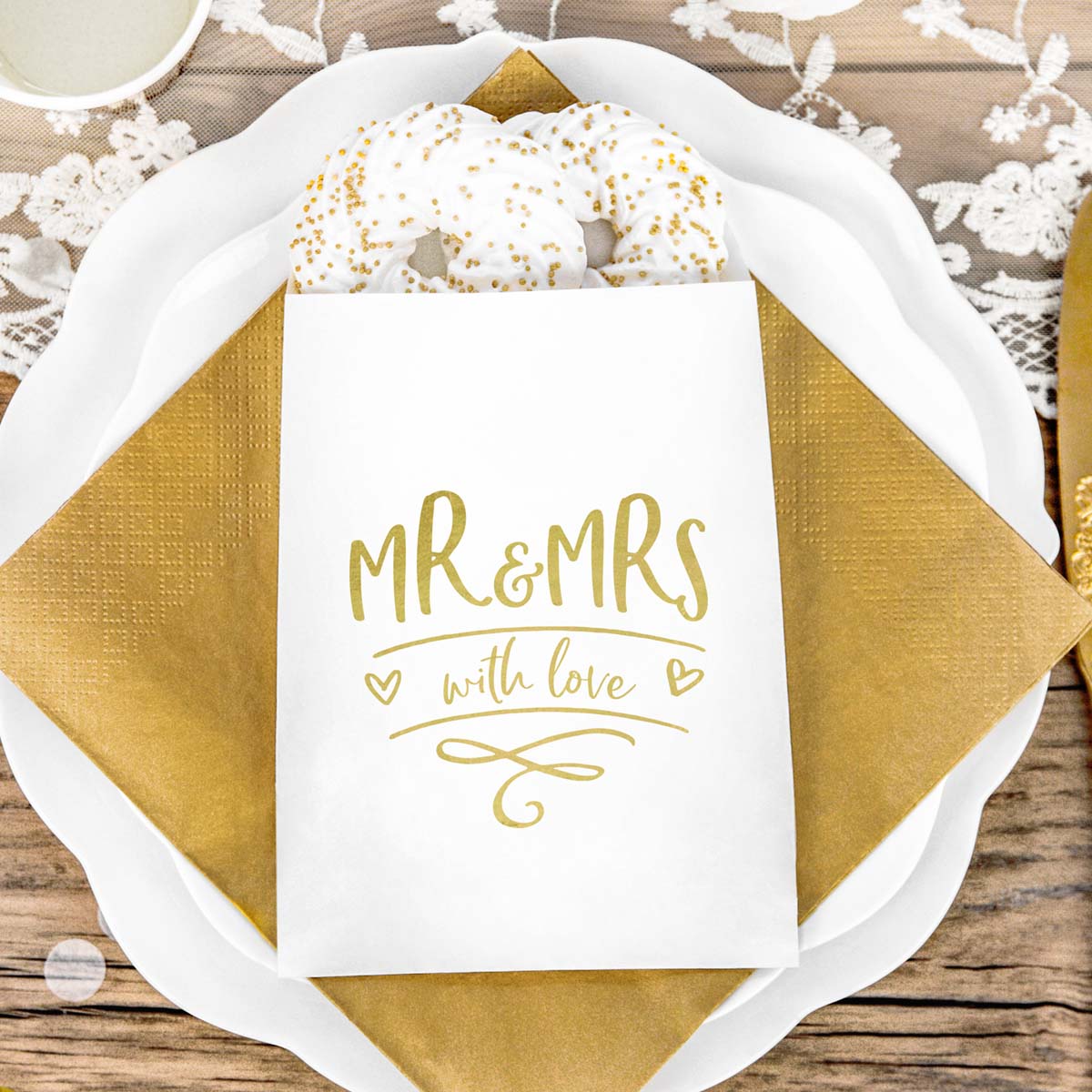 Bolsas blancas con inscripción dorada Mr&Mrs – with love y pegatinas. Pack de 6 para detalles de boda.