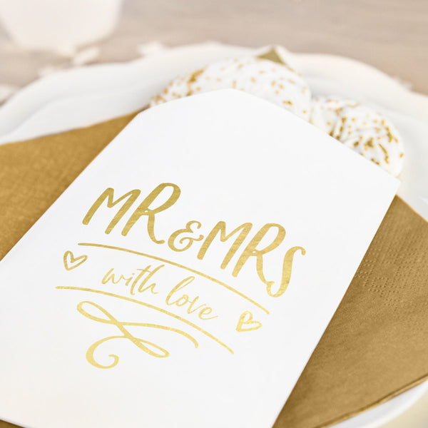 Detalle de las bolsas blancas con inscripción dorada Mr&Mrs – with love. Pack de 6 bolsas para boda.