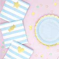 Bolsas de papel con rayas azules y pegatinas doradas en forma de corazón, estrella y caramelo. Pack de 6 bolsas para comuniones y bautizos.