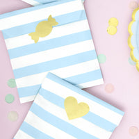 Bolsas de papel con rayas rosa y azul y pegatinas doradas en forma de corazón, estrella y caramelo. Pack de 6 bolsas para fiestas y detalles.
