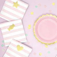 Bolsas de papel con rayas rosas y pegatinas doradas en forma de corazón, estrella y caramelo. Pack de 6 bolsas para cumpleaños y fiestas infantiles.