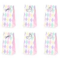 Detalle de bolsas de papel unicornio con estampado en rosa, lila, verde y amarillo y pegatinas de estrella fugaz, nube y unicornio. Pack de 6 bolsas.