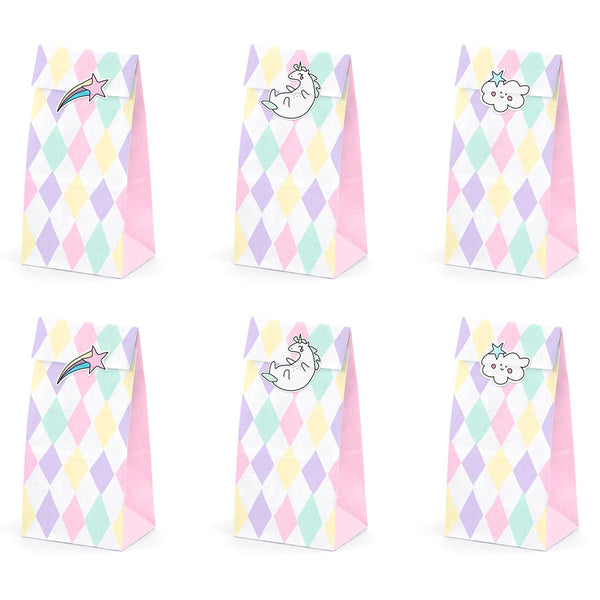 Detalle de bolsas de papel unicornio con estampado en rosa, lila, verde y amarillo y pegatinas de estrella fugaz, nube y unicornio. Pack de 6 bolsas.
