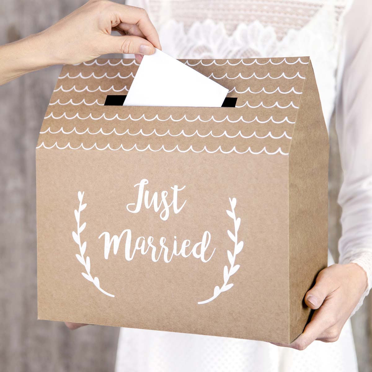 Buzón de papel kraft con inscripción blanca Just Married para mensajes y tarjetas de boda. Tamaño 30×30,5×16,5 cm.
