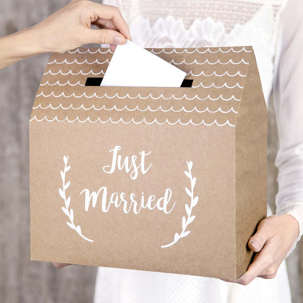 Buzón de papel kraft con inscripción blanca Just Married para mensajes y tarjetas de boda. Tamaño 30×30,5×16,5 cm.