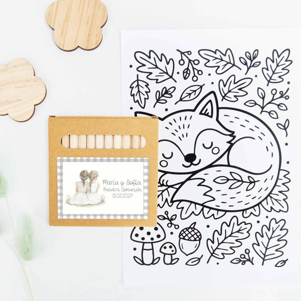 Cajita  de colores personalizada como detalle para los niños invitados a la Primera Comunión. Diseño cuadros y hermanas. 