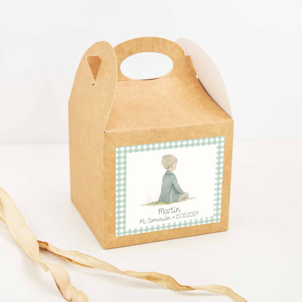 Caja para Chuches o Regalitos Primera Comunión con diseño de Cuadros Vichy e ilustración de niño rubio. 