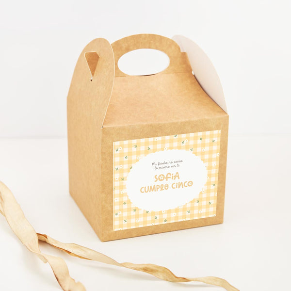 Caja picnic personalizada temática primavera con asa y estampado vichy amarillo con margaritas para chuches de cumpleaños infantil