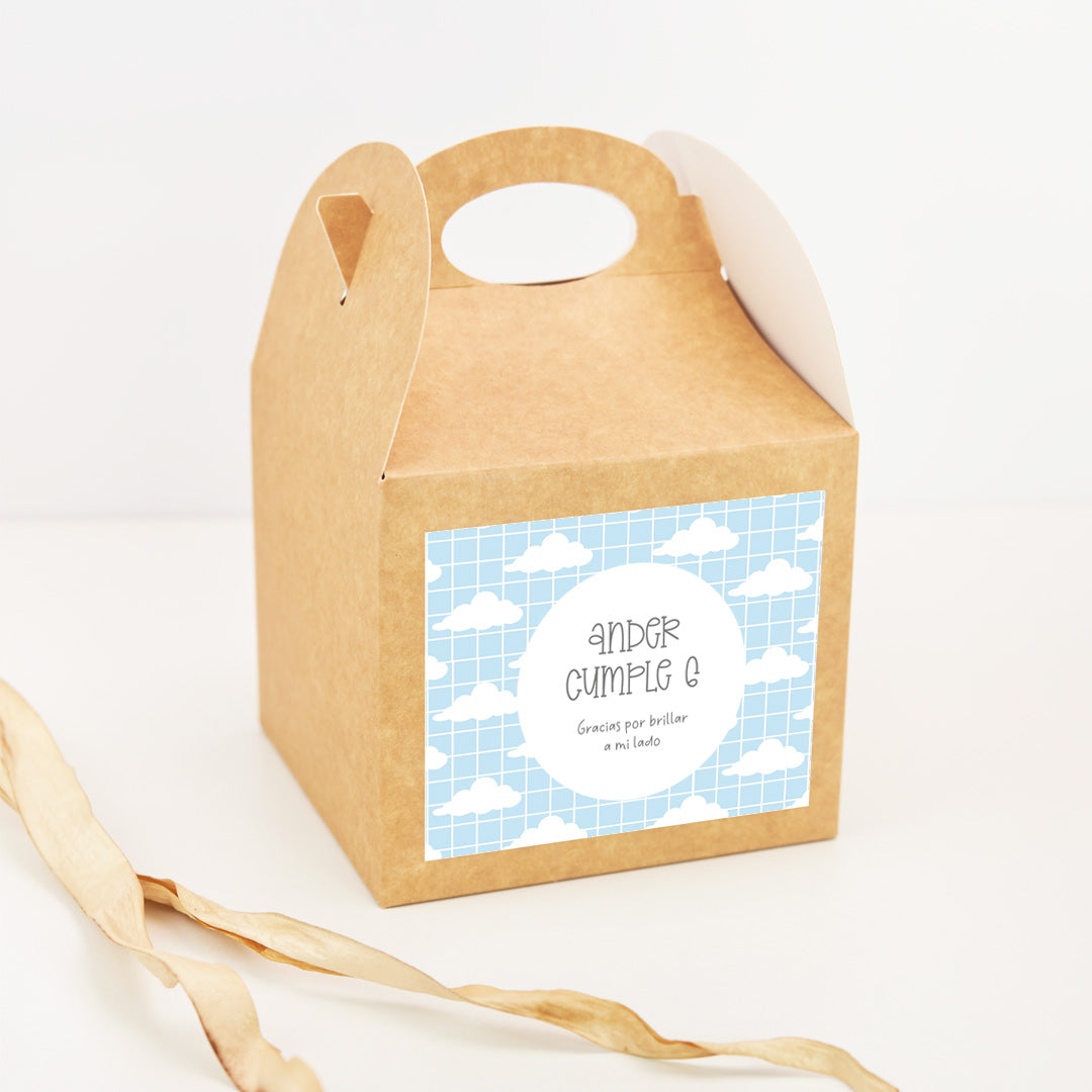 Caja picnic personalizada temática nubes con asa y fondo de cuadrícula azul para chuches de cumpleaños infantil