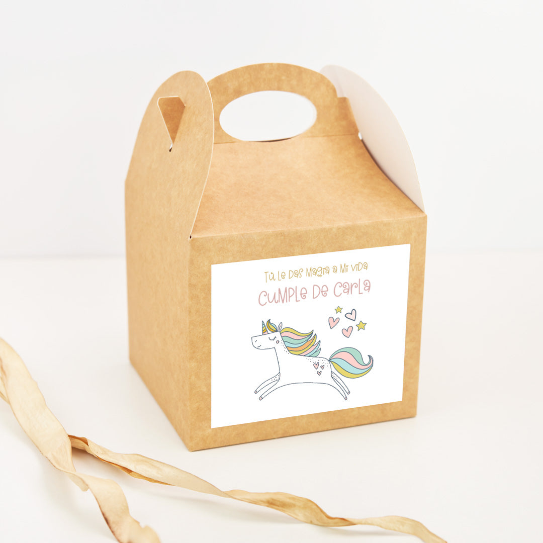 Caja picnic personalizada temática unicornio con asa y diseño en tonos pastel para chuches o detalles de cumpleaños infantil