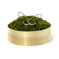 Detalle del interior de la caja porta alianzas de madera con musgo verde e hilo de lino. Perfecta para bodas rústicas y naturales.