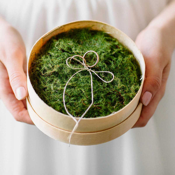 Caja porta alianzas de madera con tapa, interior con musgo verde e hilo de lino para sujetar alianzas. Estilo rústico para bodas.