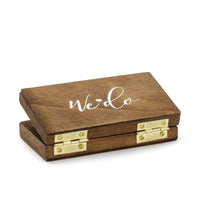 Detalle de la tapa de la caja porta alianzas de madera con inscripción blanca We Do. Porta alianzas o arras para boda.