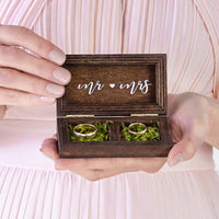 Caja porta alianzas de madera con inscripciones Mr & Mrs en el interior y We Do en la tapa. Medidas 10×5,5×2 cm.