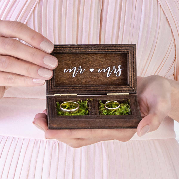 Caja porta alianzas de madera con inscripciones Mr & Mrs en el interior y We Do en la tapa. Medidas 10×5,5×2 cm.