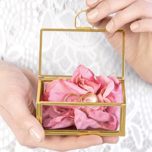 Caja porta alianzas de vidrio con marco metálico. Perfecta para alianzas o arras de boda.