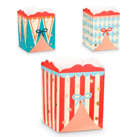Detalle de caja de papel circo con rayas rojas, lazo azul y estrellas doradas para palomitas