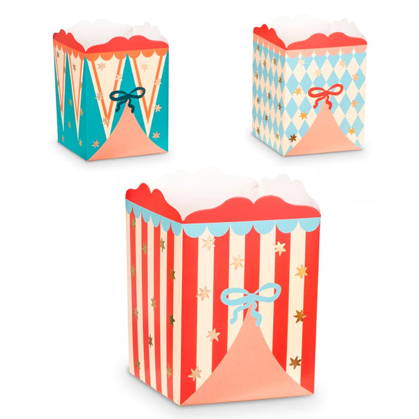 Detalle de caja de papel circo con rayas rojas, lazo azul y estrellas doradas para palomitas