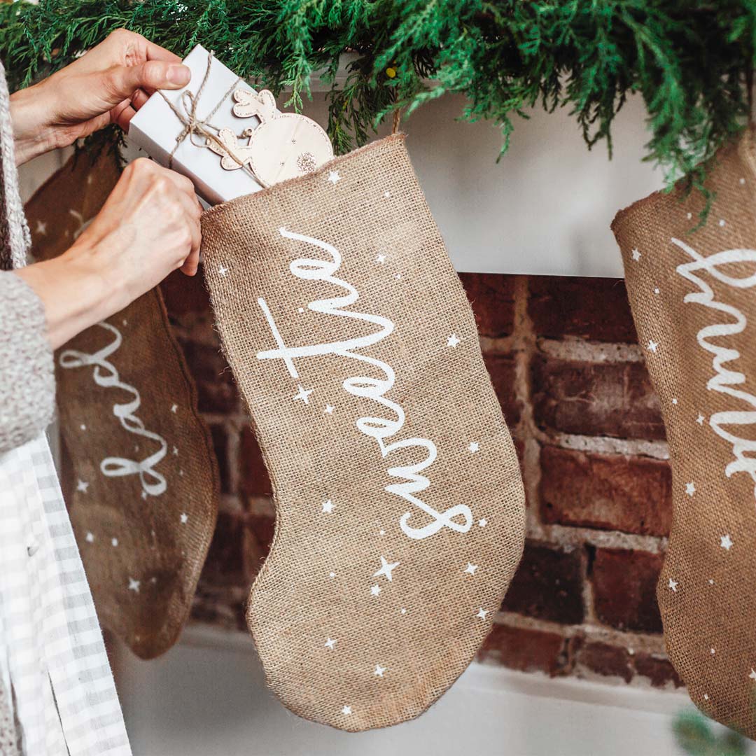 Calcetín de Navidad de yute con texto en blanco