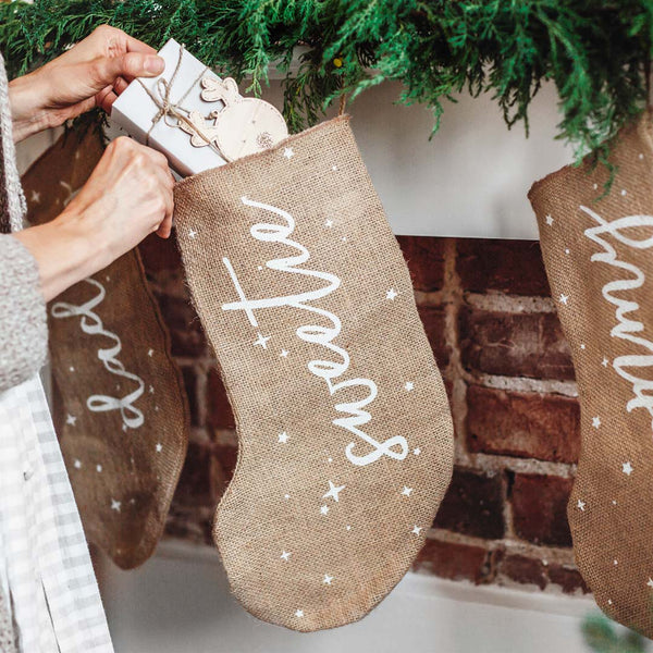 Calcetín de Navidad de yute con texto en blanco