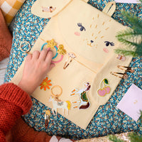 Accesorios sorpresa del calendario de adviento: horquillas, pulseras, collar y llavero